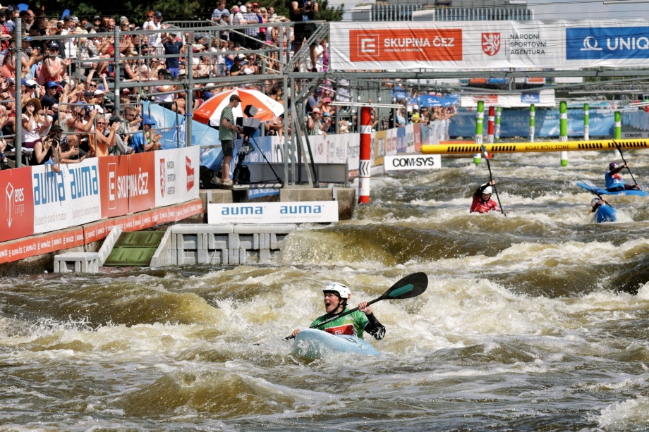 Tereza Kneblova Prague 2025 Czechia kayak cross crowd